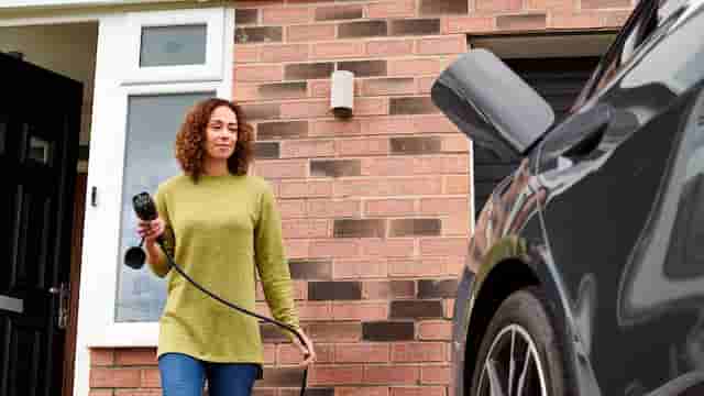 Reasons to add a home EV charger when you go solar